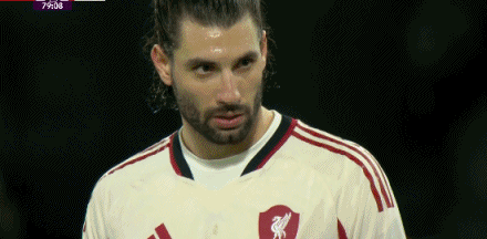 第80分钟，扳平！萨拉赫助攻，索博斯洛伊战术任意球破门，利物浦2-2